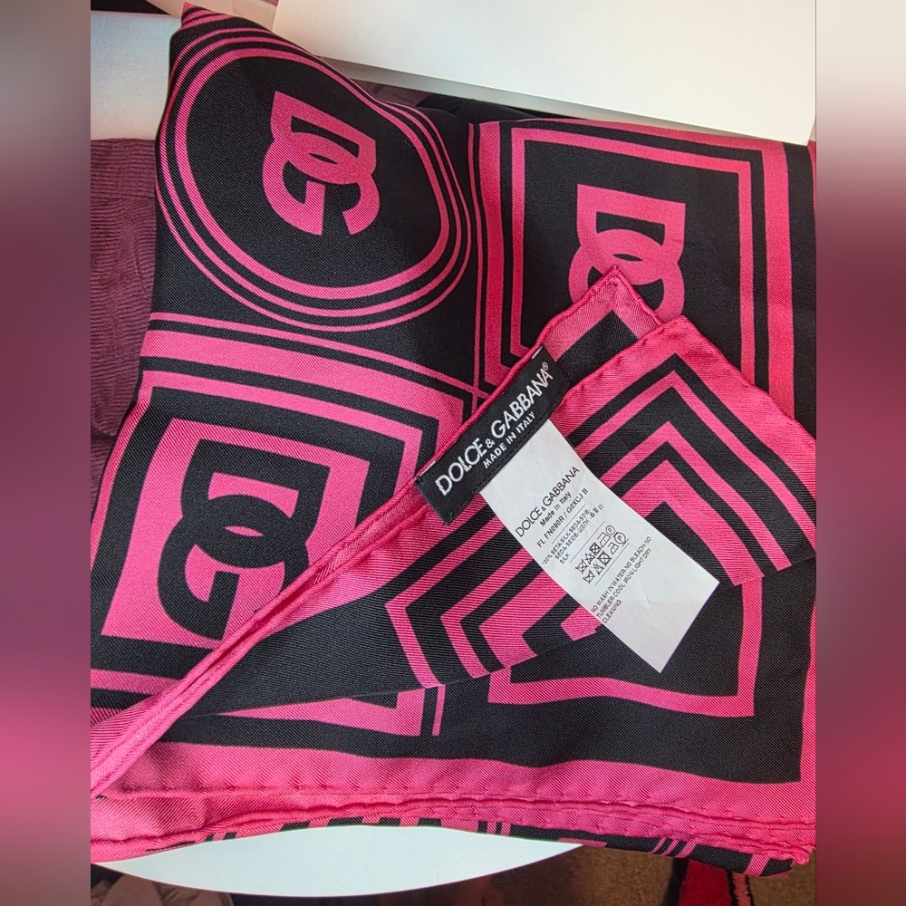 Dolce & Gabbana 100% Silk Large Logo Scarf! - Picture 7 of 13